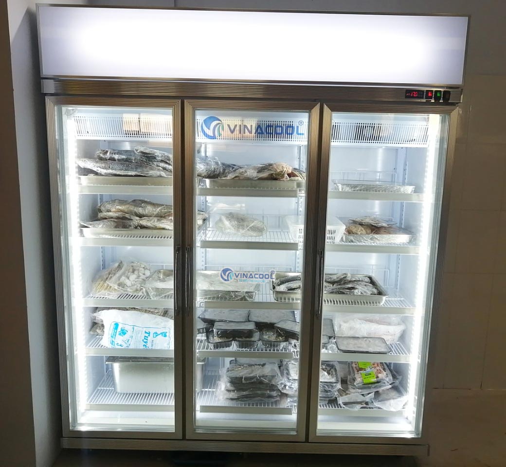 tủ đông đứng trưng bày hải sản 3 cánh kính